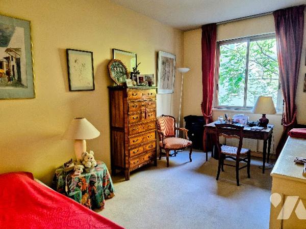 PARIS XVIIe – WAGRAM – BEL APPARTEMENT FAMILIAL TRAVERSANT DE 152 m² – BALCON – 3/4 CHAMBRES