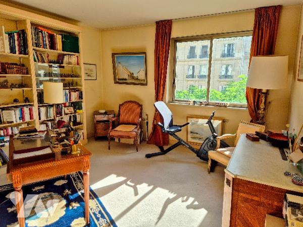 PARIS XVIIe – WAGRAM – BEL APPARTEMENT FAMILIAL TRAVERSANT DE 152 m² – BALCON – 3/4 CHAMBRES