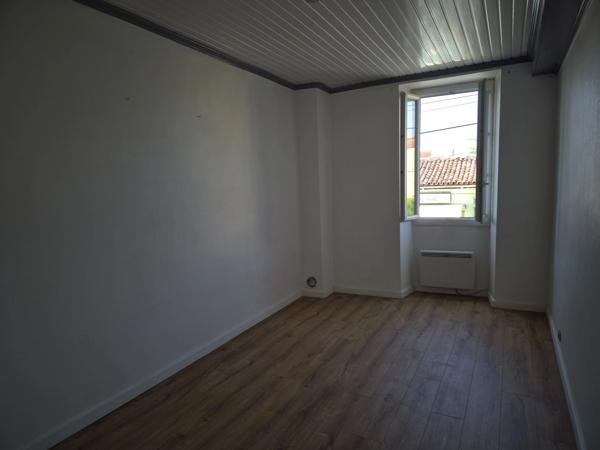 Ensemble immobilier, 2 maisons, un grand hangar, un garage, gros oeuvre en bon état