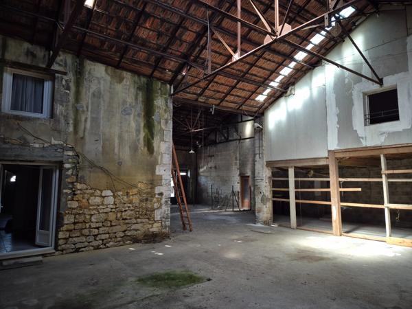 Ensemble immobilier, 2 maisons, un grand hangar, un garage, gros oeuvre en bon état