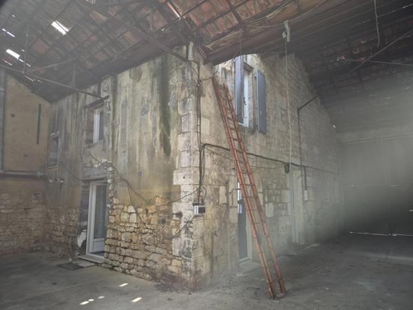 Ensemble immobilier, 2 maisons, un grand hangar, un garage, gros oeuvre en bon état
