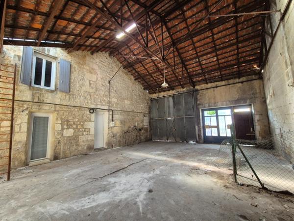 Ensemble immobilier, 2 maisons, un grand hangar, un garage, gros oeuvre en bon état