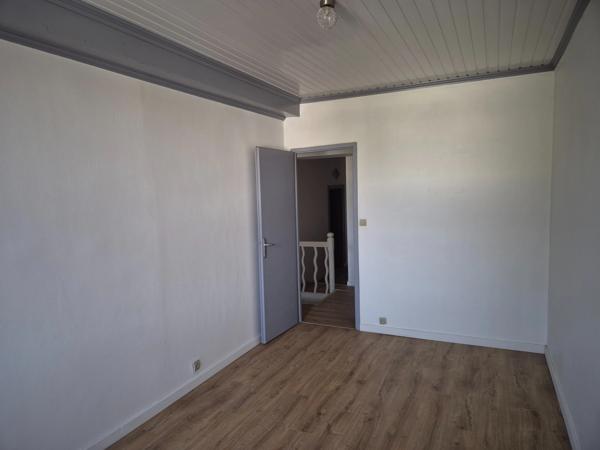 Ensemble immobilier, 2 maisons, un grand hangar, un garage, gros oeuvre en bon état