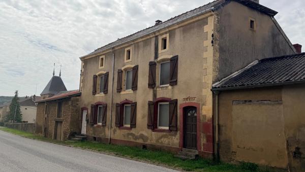 À vendre en exclusivité à Thonnelle (55600), immeuble de rapport à fort potentiel situé dans un environnement calme et recherché, à proximité de Montmédy, de la Belgique et du Luxembourg.