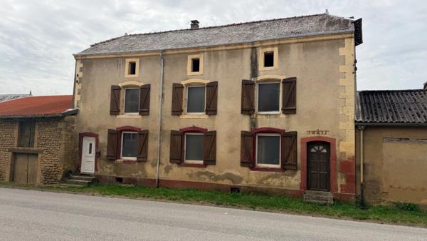 À vendre en exclusivité à Thonnelle (55600), immeuble de rapport à fort potentiel situé dans un environnement calme et recherché, à proximité de Montmédy, de la Belgique et du Luxembourg.