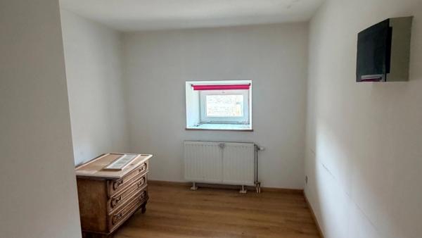 À vendre en exclusivité à Thonnelle (55600), immeuble de rapport à fort potentiel situé dans un environnement calme et recherché, à proximité de Montmédy, de la Belgique et du Luxembourg.