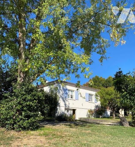 PROCHE CENTRE VILLE, HABITATION AVEC PISCINE