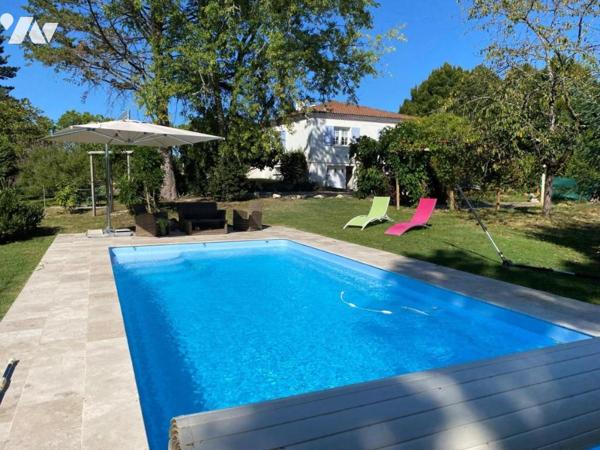 PROCHE CENTRE VILLE, HABITATION AVEC PISCINE