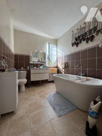 PROCHE CENTRE VILLE, HABITATION AVEC PISCINE