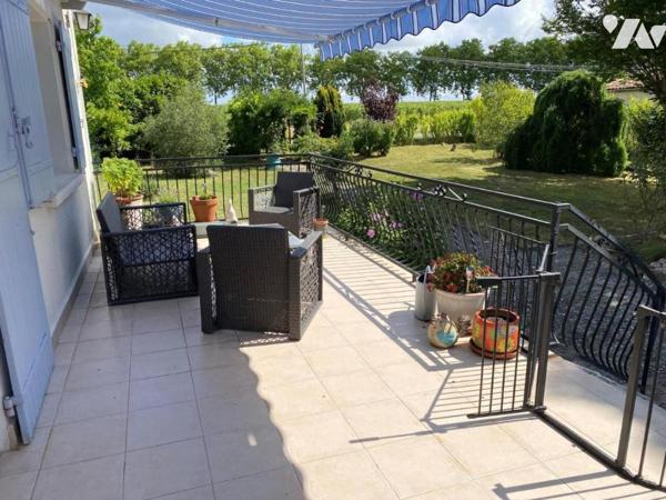 PROCHE CENTRE VILLE, HABITATION AVEC PISCINE