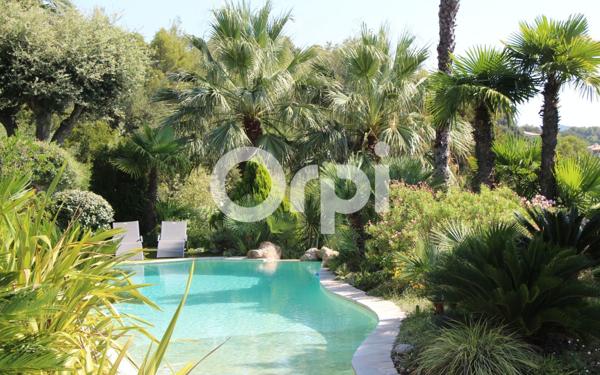 Maison à vendre    9 pièces •  Carqueiranne