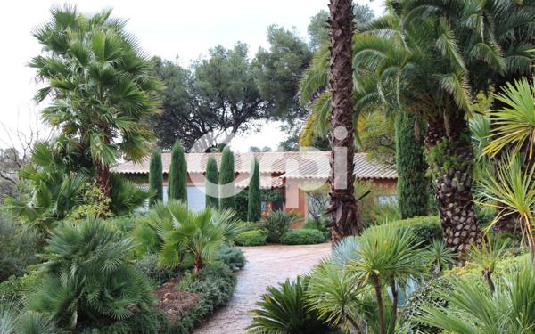 Maison à vendre    9 pièces •  Carqueiranne