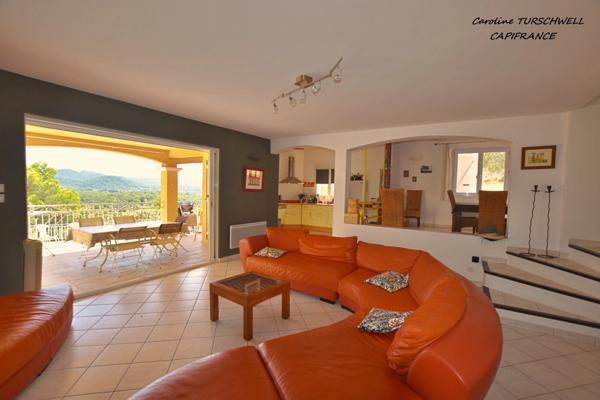 VAR (83) - GAREOULT - SUPERBE VILLA DE 7 PIECES AVEC PISCINE SUR 2000 M² AVEC APPARTEMENT 2 PIECES INDEPENDANT - VUE GRANDIOSE !!!