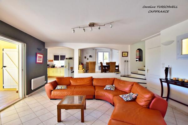 VAR (83) - GAREOULT - SUPERBE VILLA DE 7 PIECES AVEC PISCINE SUR 2000 M² AVEC APPARTEMENT 2 PIECES INDEPENDANT - VUE GRANDIOSE !!!