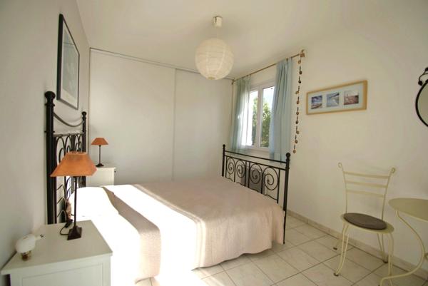 VAR (83) - GAREOULT - SUPERBE VILLA DE 7 PIECES AVEC PISCINE SUR 2000 M² AVEC APPARTEMENT 2 PIECES INDEPENDANT - VUE GRANDIOSE !!!