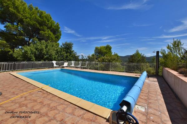 VAR (83) - GAREOULT - SUPERBE VILLA DE 7 PIECES AVEC PISCINE SUR 2000 M² AVEC APPARTEMENT 2 PIECES INDEPENDANT - VUE GRANDIOSE !!!