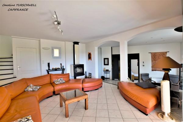 VAR (83) - GAREOULT - SUPERBE VILLA DE 7 PIECES AVEC PISCINE SUR 2000 M² AVEC APPARTEMENT 2 PIECES INDEPENDANT - VUE GRANDIOSE !!!