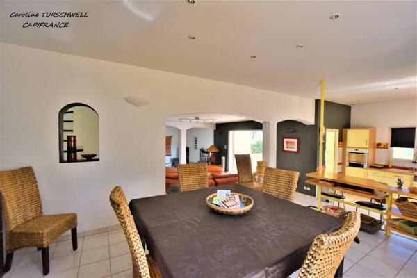 VAR (83) - GAREOULT - SUPERBE VILLA DE 7 PIECES AVEC PISCINE SUR 2000 M² AVEC APPARTEMENT 2 PIECES INDEPENDANT - VUE GRANDIOSE !!!