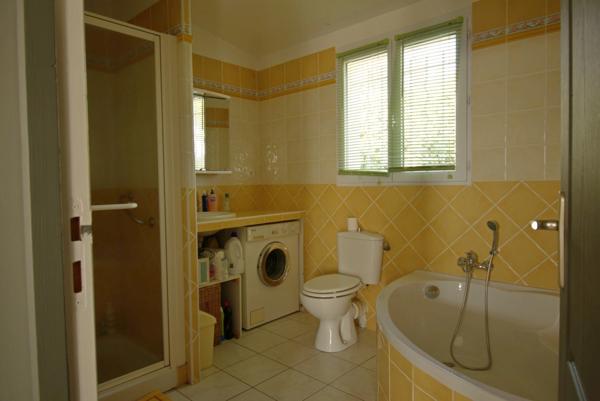 VAR (83) - GAREOULT - SUPERBE VILLA DE 7 PIECES AVEC PISCINE SUR 2000 M² AVEC APPARTEMENT 2 PIECES INDEPENDANT - VUE GRANDIOSE !!!