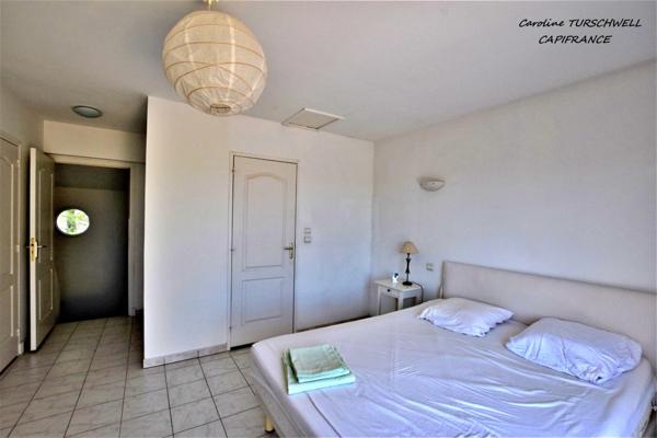 VAR (83) - GAREOULT - SUPERBE VILLA DE 7 PIECES AVEC PISCINE SUR 2000 M² AVEC APPARTEMENT 2 PIECES INDEPENDANT - VUE GRANDIOSE !!!