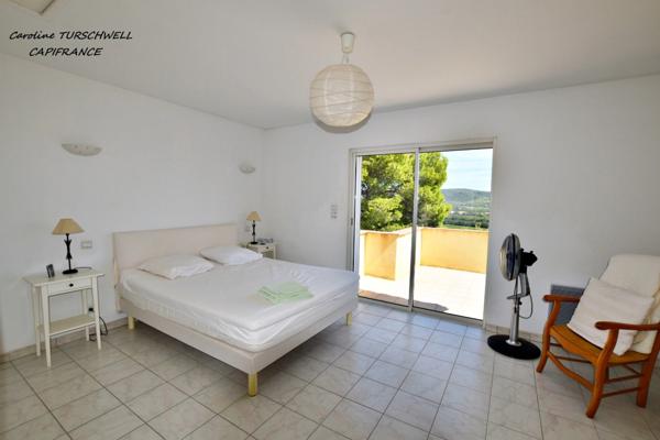 VAR (83) - GAREOULT - SUPERBE VILLA DE 7 PIECES AVEC PISCINE SUR 2000 M² AVEC APPARTEMENT 2 PIECES INDEPENDANT - VUE GRANDIOSE !!!