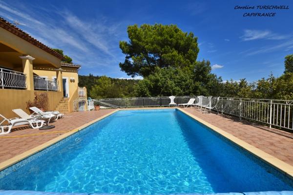 VAR (83) - GAREOULT - SUPERBE VILLA DE 7 PIECES AVEC PISCINE SUR 2000 M² AVEC APPARTEMENT 2 PIECES INDEPENDANT - VUE GRANDIOSE !!!