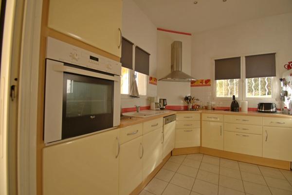 VAR (83) - GAREOULT - SUPERBE VILLA DE 7 PIECES AVEC PISCINE SUR 2000 M² AVEC APPARTEMENT 2 PIECES INDEPENDANT - VUE GRANDIOSE !!!