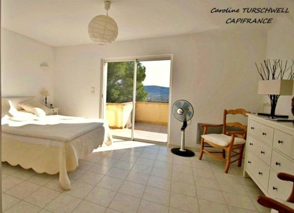 VAR (83) - GAREOULT - SUPERBE VILLA DE 7 PIECES AVEC PISCINE SUR 2000 M² AVEC APPARTEMENT 2 PIECES INDEPENDANT - VUE GRANDIOSE !!!