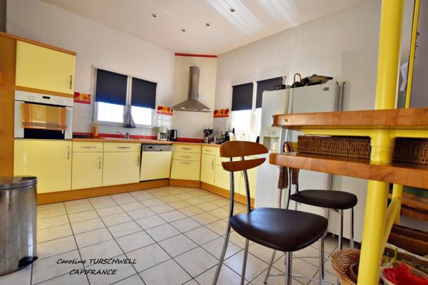 VAR (83) - GAREOULT - SUPERBE VILLA DE 7 PIECES AVEC PISCINE SUR 2000 M² AVEC APPARTEMENT 2 PIECES INDEPENDANT - VUE GRANDIOSE !!!