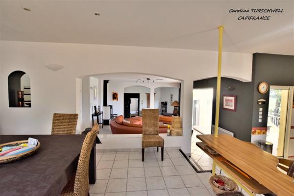 VAR (83) - GAREOULT - SUPERBE VILLA DE 7 PIECES AVEC PISCINE SUR 2000 M² AVEC APPARTEMENT 2 PIECES INDEPENDANT - VUE GRANDIOSE !!!