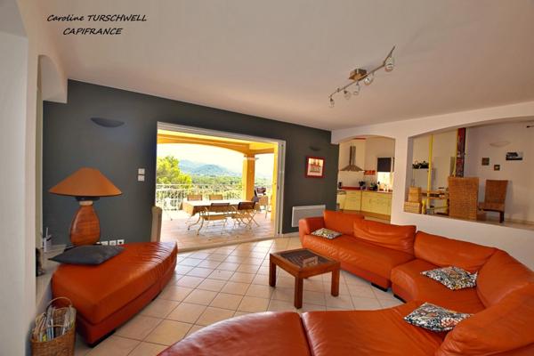 VAR (83) - GAREOULT - SUPERBE VILLA DE 7 PIECES AVEC PISCINE SUR 2000 M² AVEC APPARTEMENT 2 PIECES INDEPENDANT - VUE GRANDIOSE !!!