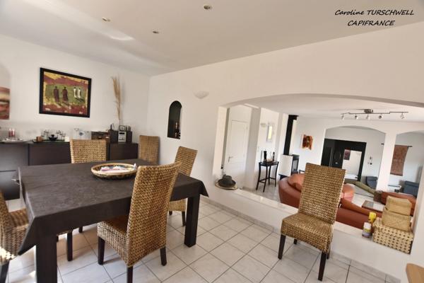 VAR (83) - GAREOULT - SUPERBE VILLA DE 7 PIECES AVEC PISCINE SUR 2000 M² AVEC APPARTEMENT 2 PIECES INDEPENDANT - VUE GRANDIOSE !!!