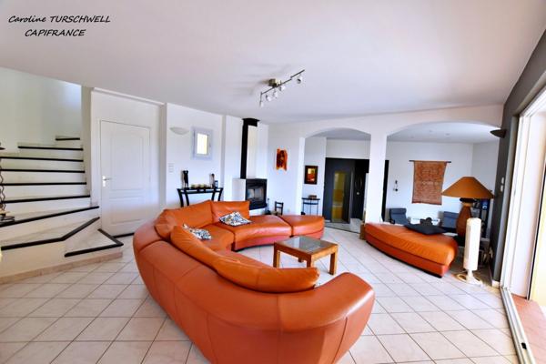 VAR (83) - GAREOULT - SUPERBE VILLA DE 7 PIECES AVEC PISCINE SUR 2000 M² AVEC APPARTEMENT 2 PIECES INDEPENDANT - VUE GRANDIOSE !!!