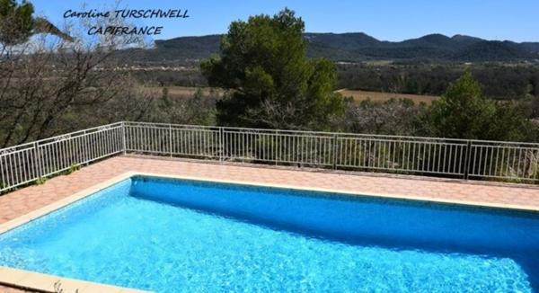 VAR (83) - GAREOULT - SUPERBE VILLA DE 7 PIECES AVEC PISCINE SUR 2000 M² AVEC APPARTEMENT 2 PIECES INDEPENDANT - VUE GRANDIOSE !!!