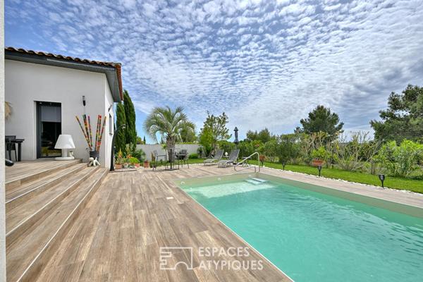 Villa contemporaine de plain pied avec piscine et vue