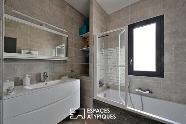 Villa contemporaine de plain pied avec piscine et vue
