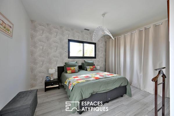 Villa contemporaine de plain pied avec piscine et vue