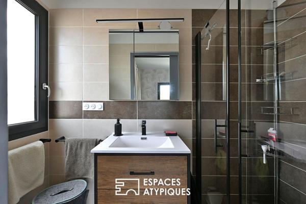 Villa contemporaine de plain pied avec piscine et vue