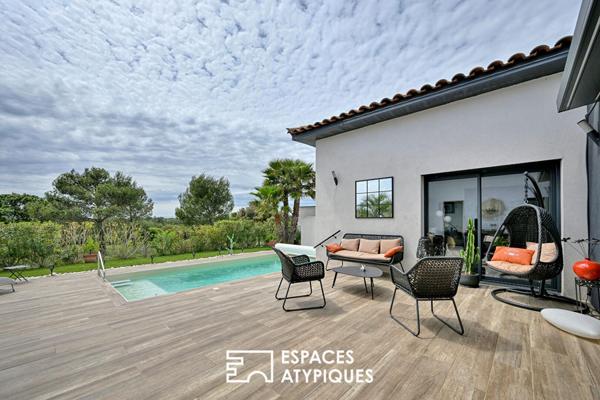 Villa contemporaine de plain pied avec piscine et vue