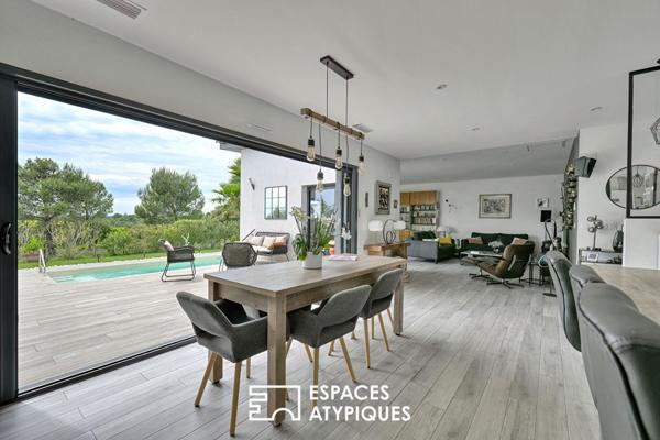 Villa contemporaine de plain pied avec piscine et vue
