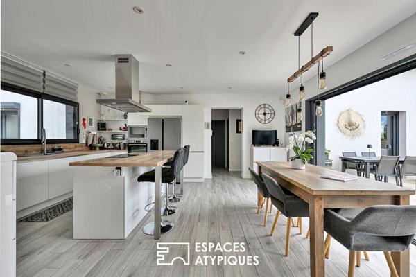Villa contemporaine de plain pied avec piscine et vue