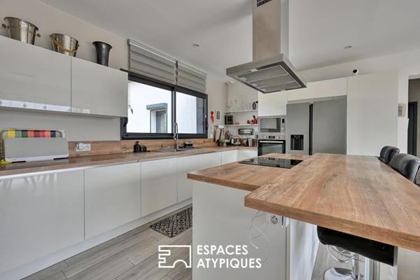 Villa contemporaine de plain pied avec piscine et vue
