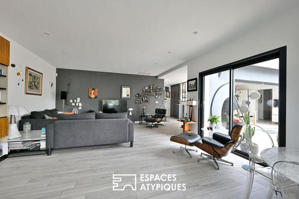 Villa contemporaine de plain pied avec piscine et vue