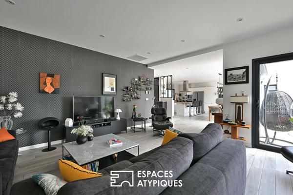Villa contemporaine de plain pied avec piscine et vue