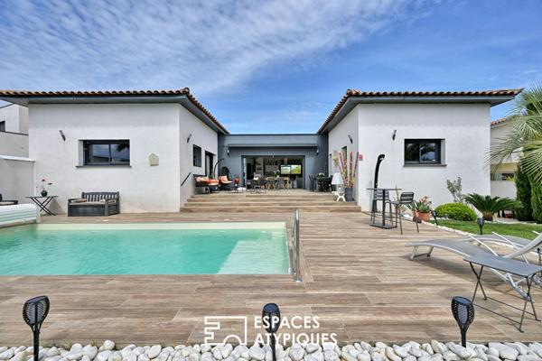 Villa contemporaine de plain pied avec piscine et vue