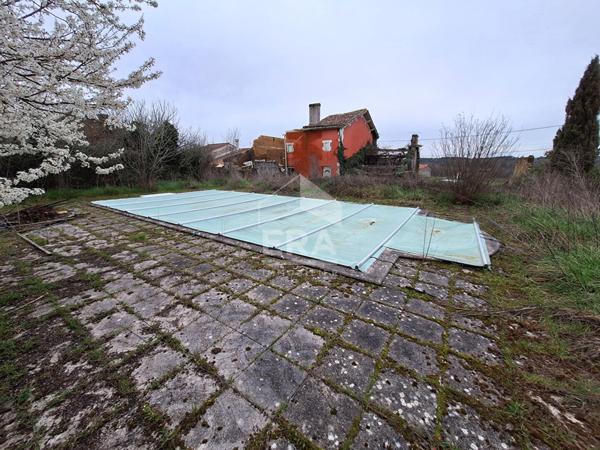 Terrain constructible de 3 490 m² avec piscine.