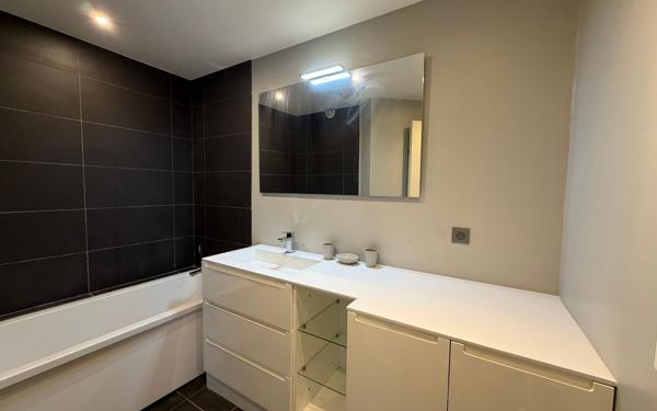 Appartement à louer    3 pièces • 72,12 m2 Antibes