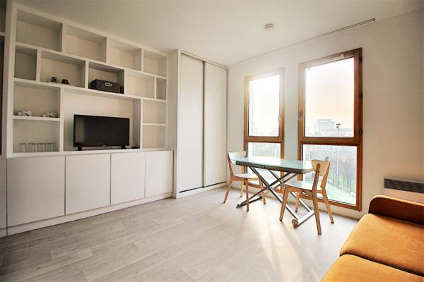 STUDIO PROCHE DE LA GARE RER ET DES COMMERCES