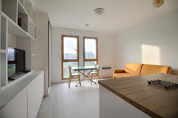 STUDIO PROCHE DE LA GARE RER ET DES COMMERCES