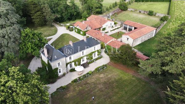 Charmante demeure du XVIIIe avec superbes dépendances, dans le vignoble Nantais